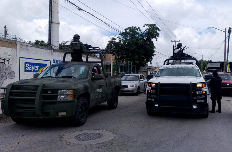 Abandonan a hombre esposado en la Región 102