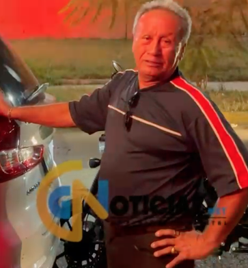 ¡Abuelito ebrio le “movieron” la calle y chocó con una motocicleta!