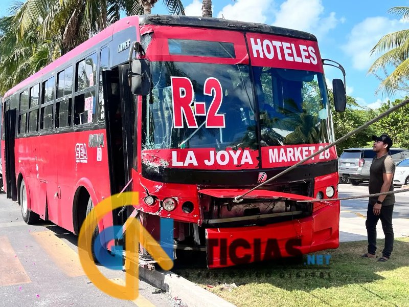 Accidente en la Zona Hotelera de Cancún: Camión de Ruta 2 Choca Contra Taxi