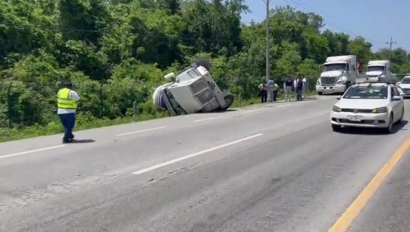 Accidente en Playa del Carmen: Camión revolvedora vuelca cerca del hotel Paladium