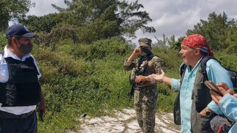 Acosa Policía Municipal y MARINA a bloguero en playas de Cancún