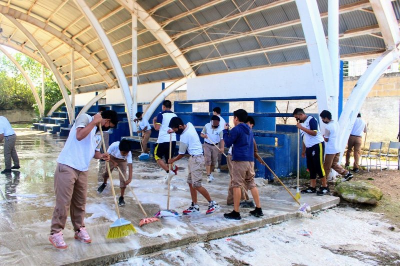 Activa gobierno programa “Limpiando y enchulando Playa”