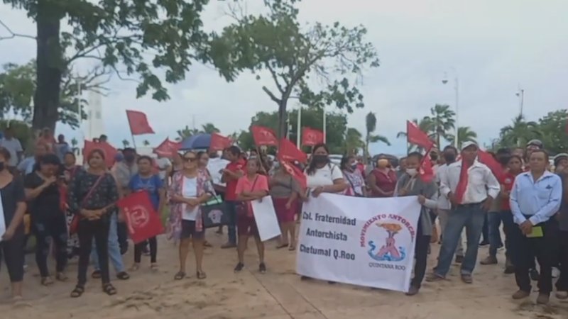 Antorchistas se manifiestan en palacio de gobierno en Chetumal