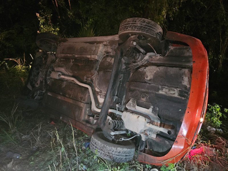 Aparatosa volcadura en carretera Gas Auto; conductor pierde el control y sale ileso
