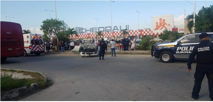 Aparatosa volcadura mañanera en Cancún con saldo de un hospitalizado