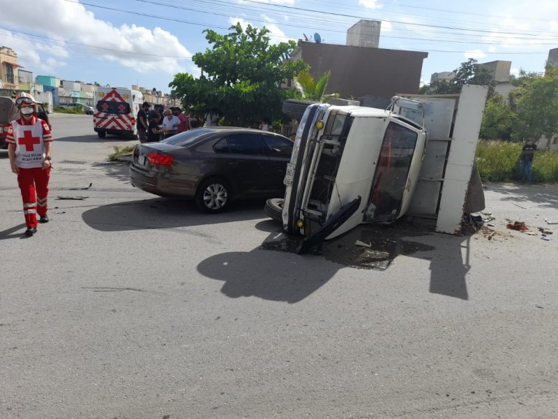 Aparatoso accidente de tránsito deja dos lesionados