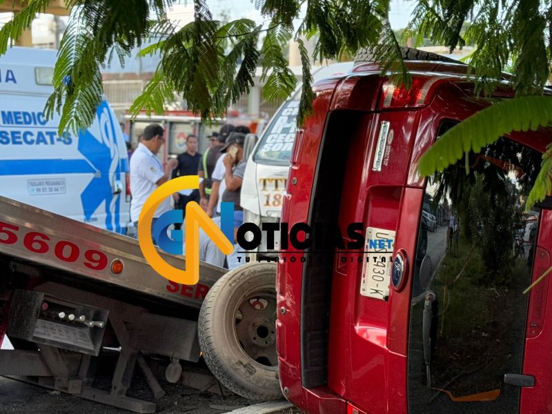 Aparatoso accidente entre una urvan y una Camioneta