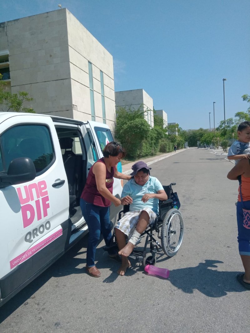 APOYOS A TODOS LOS MORELENSES CON ERIK BORGES YAM EN Y SU ESPOSA MARINA BALAM.