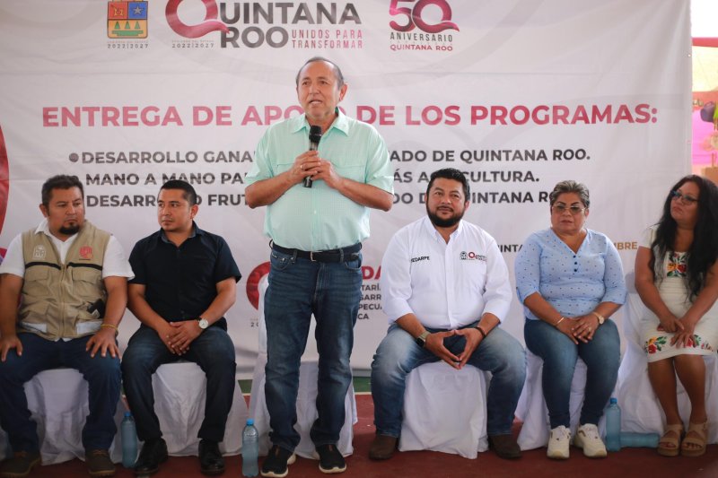 Asiste Nivardo Mena a la entrega de apoyos de la Sedarpe.