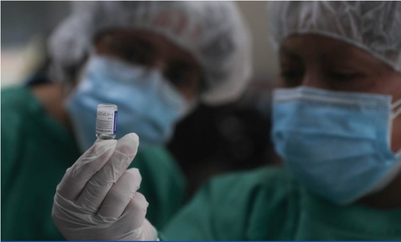 AstraZeneca y Pfizer combinarán sus vacunas para combatir variantes del COVID-19