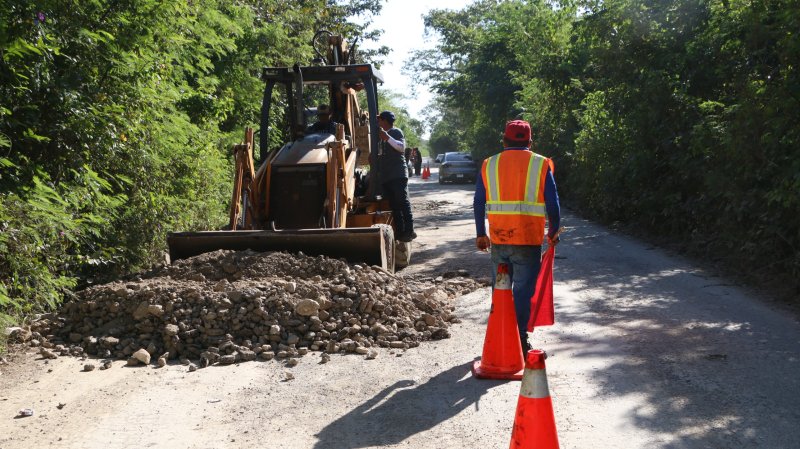 Atienden tramos más dañados de la carretera Kantunilkín-Quintana.