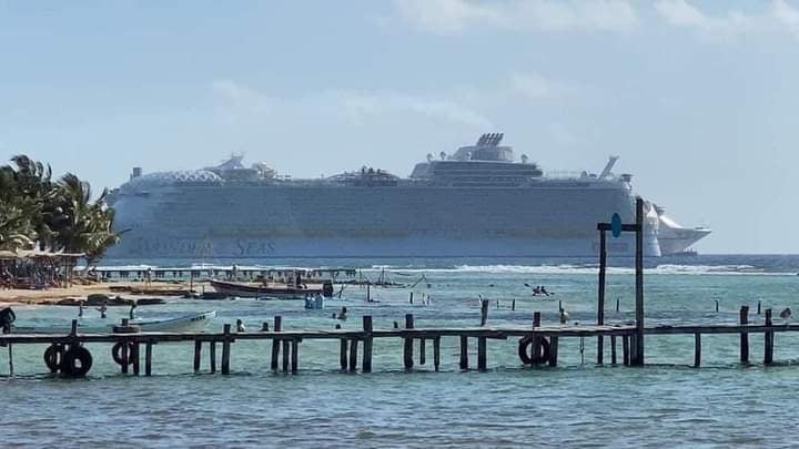 Atracó en el muelle del Puerto Costa Maya con más de 4 mil pasajeros.