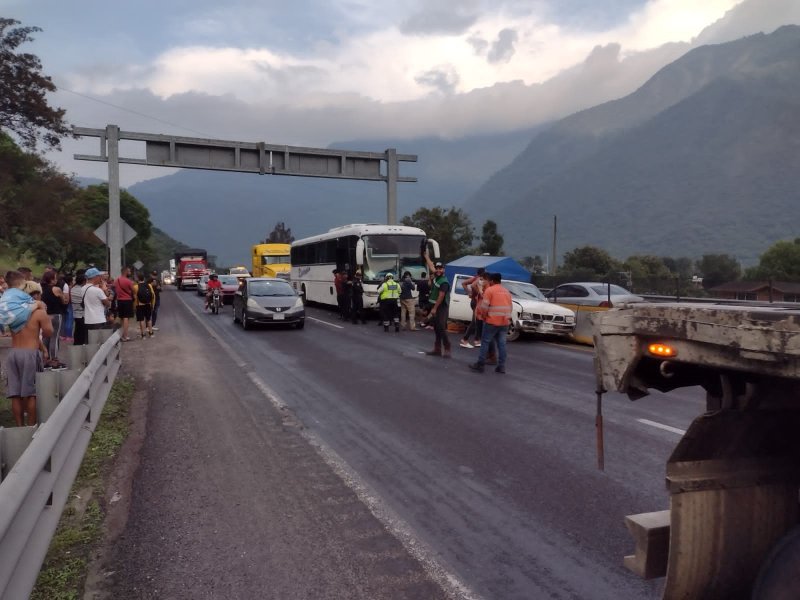 Autobús con migrantes se queda sin frenos y genera una carambola