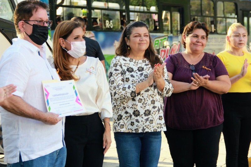 AUTORIDADES MUNICIPALES DAN BANDERAZO A AUTOBÚS DORADO
