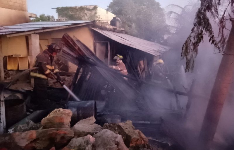 Bomberos controlan incendio en vivienda de la Región 233 de Cancún