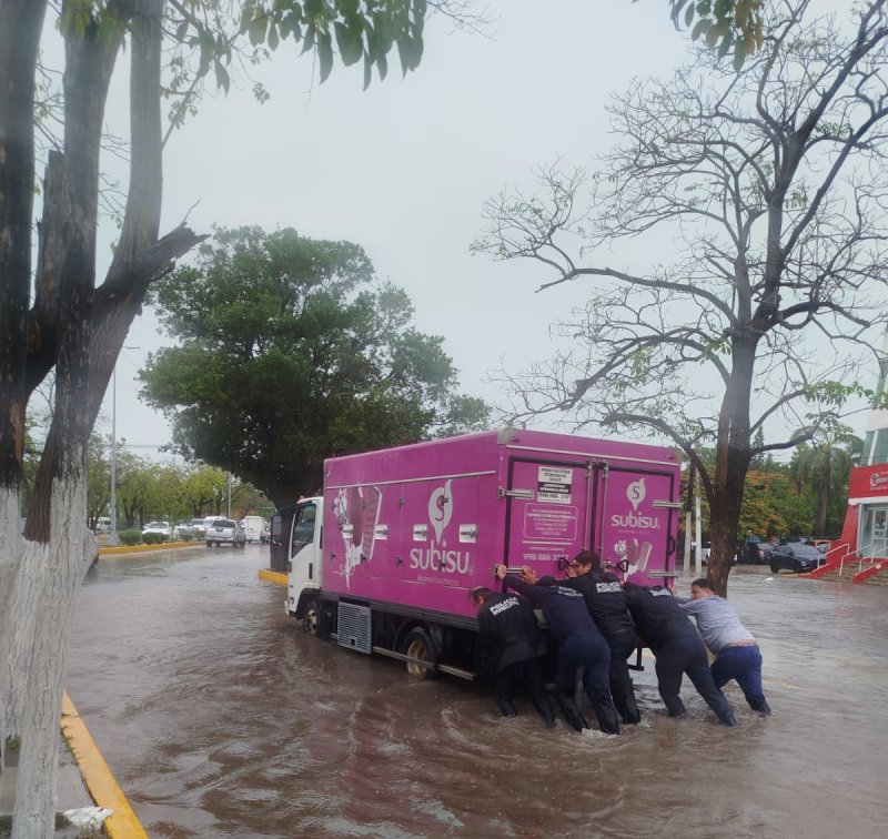 BRINDA POLICÍA DE CANCÚN APOYO CIUDADANO ANTE CONTINGENCIA CLIMATOLÓGICA