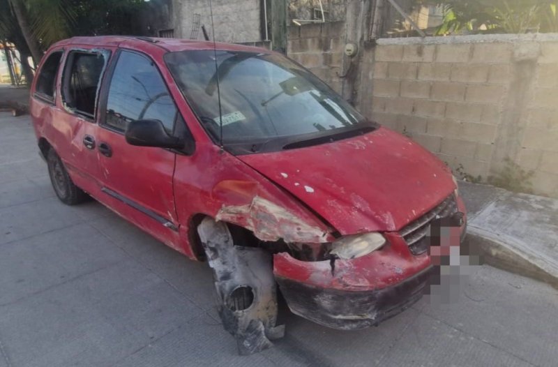 camioneta de modelo viejo fue hallada estampada contra un domicilio
