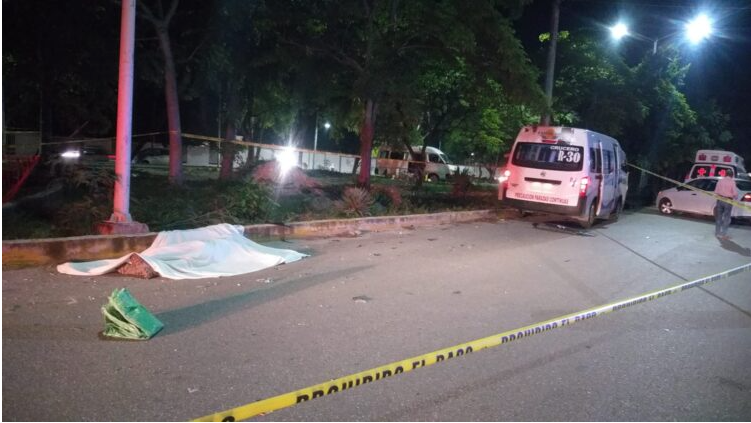 Camioneta del transporte público de Cancún arrolla y mata a trabajador de la construcción