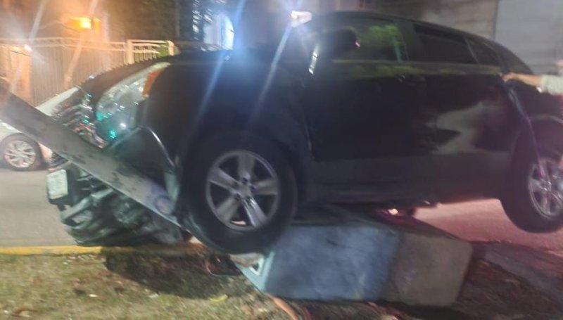 Camioneta derriba poste de alumbrado en la SM 26; no hubo lesionados