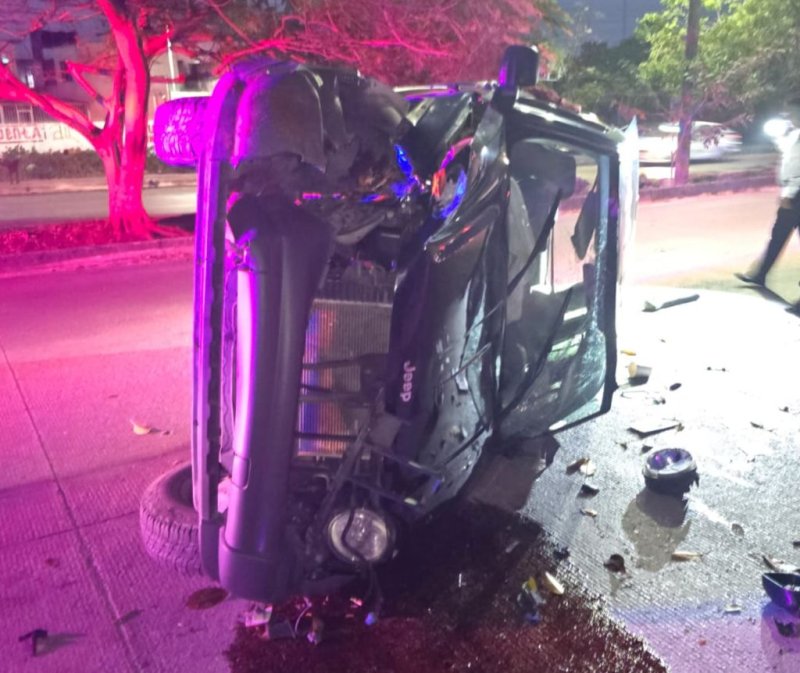 Camioneta vuelca en la Leona Vicario y conductor huye del lugar en Cancún