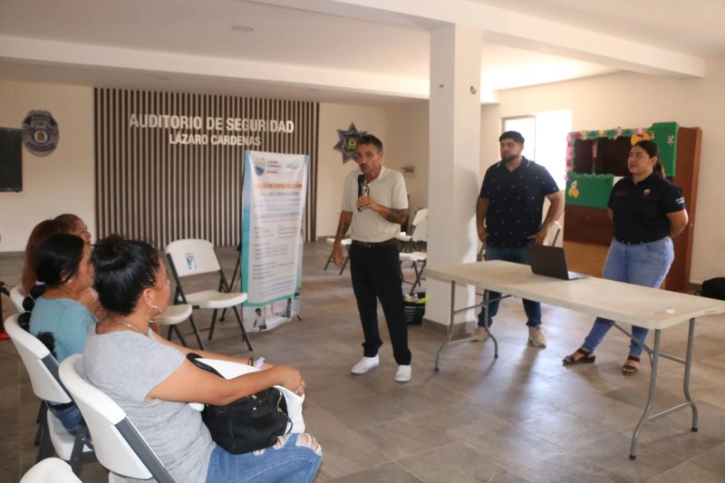 Capacitan a personal para laborar como camarista en Holbox.