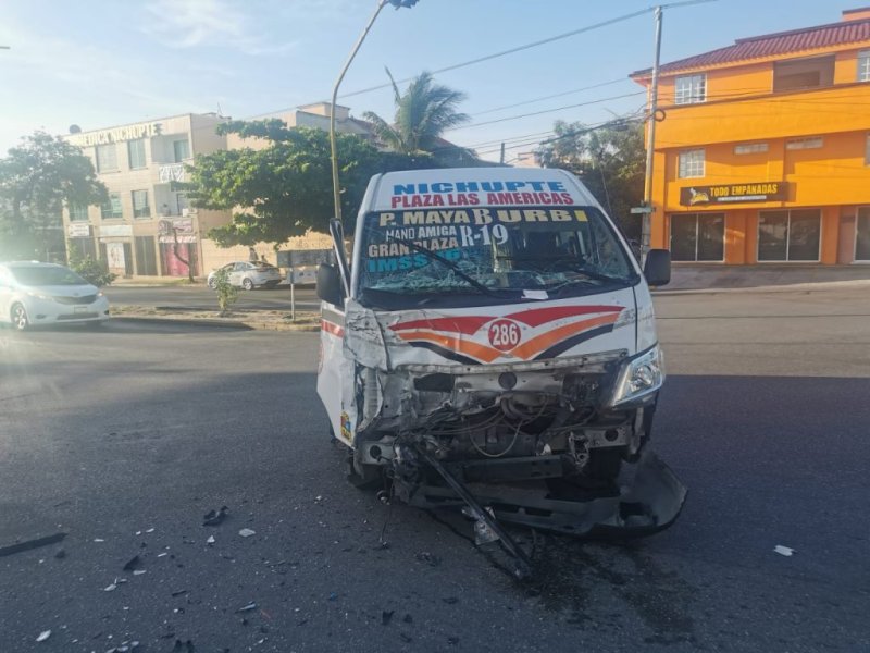 Chocan urvan y una Lobo en cruce vial de Cancún