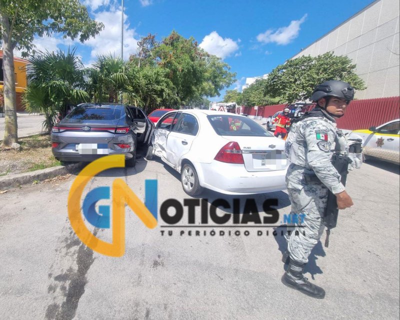 Choque en Av. Nachi Cocom deja un lesionado y daños materiales