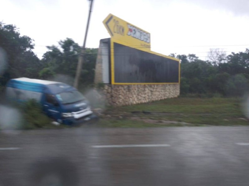 Choque entre una urvan y un camión en carretera Cancún-Playa deja al menos 5 heridos