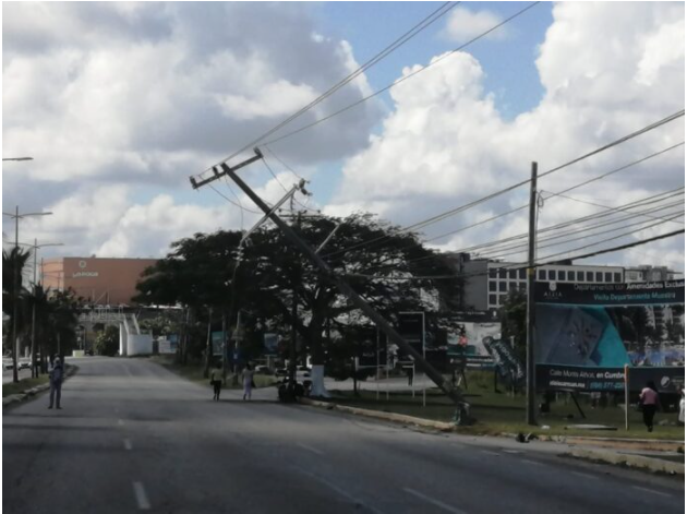 Cierran parcialmente el bulevar Colosio de Cancún por poste colapsado