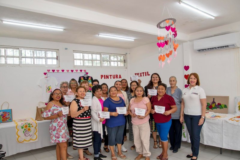Clausura la FPMC Taller de Pintura Textil: Arte que empodera a las mujeres