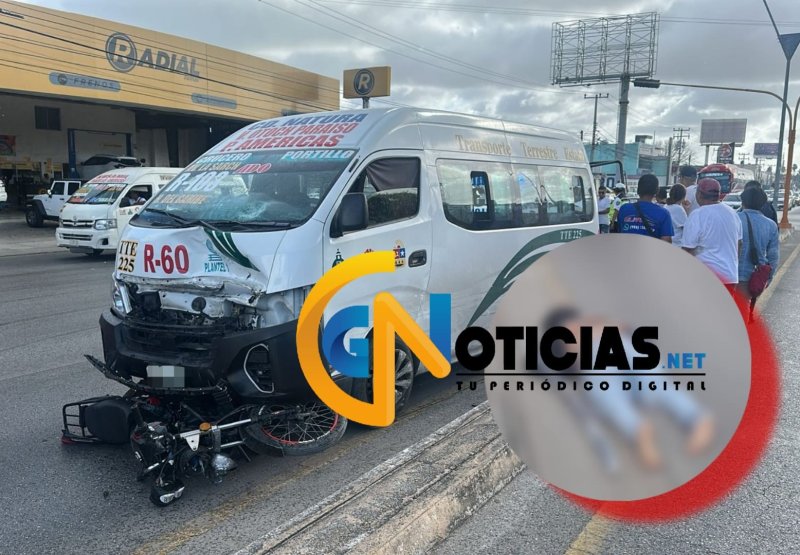 Combi de TTE se pasa semáforo en rojo y arrolla a motociclista en Cancún; murió en el lugar