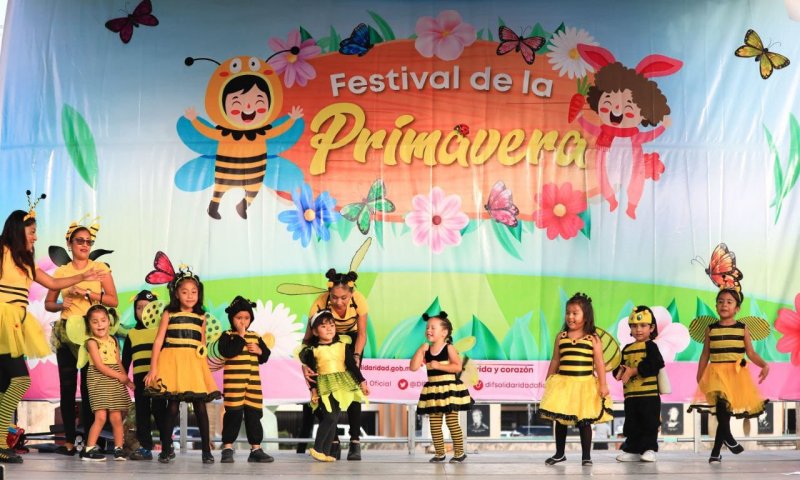 Con desfile y festival reciben la primavera