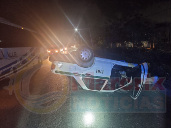 Con las llantas para arriba terminó un taxista en la Región 242 de Cancún
