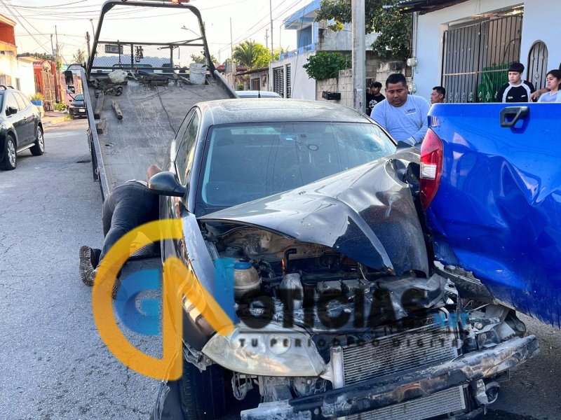 Conductor ebrio estrella su vehículo contra camioneta estacionada en la Supermanzana 103