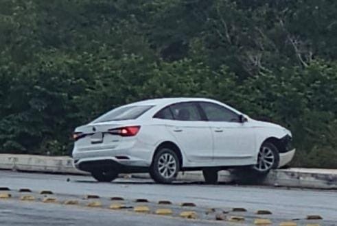 Conductor pierde el control en avenida Chac Mool y choca contra la banqueta
