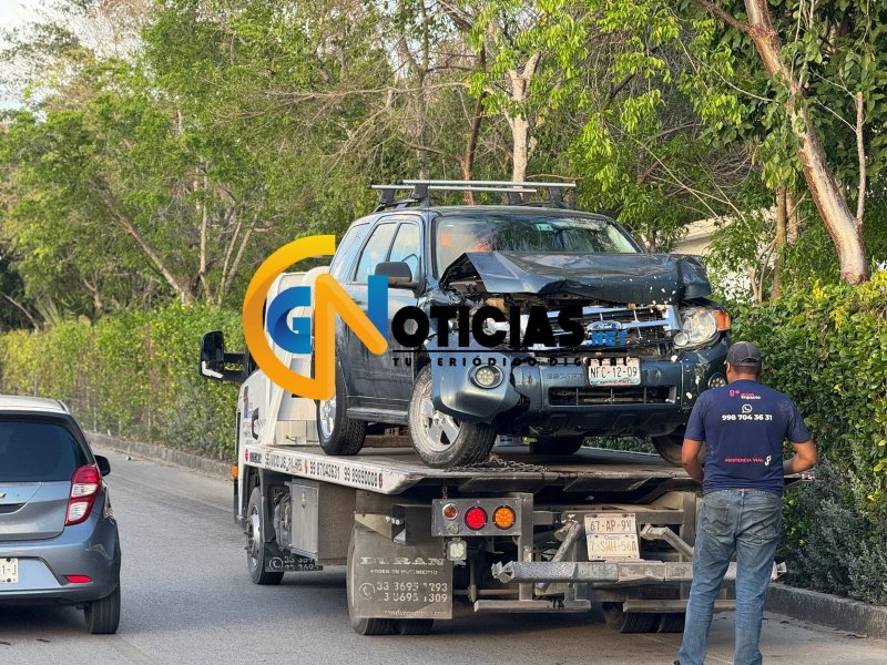 Conductor por manejar negligentemente originó un aparatoso percance la tarde de hoy