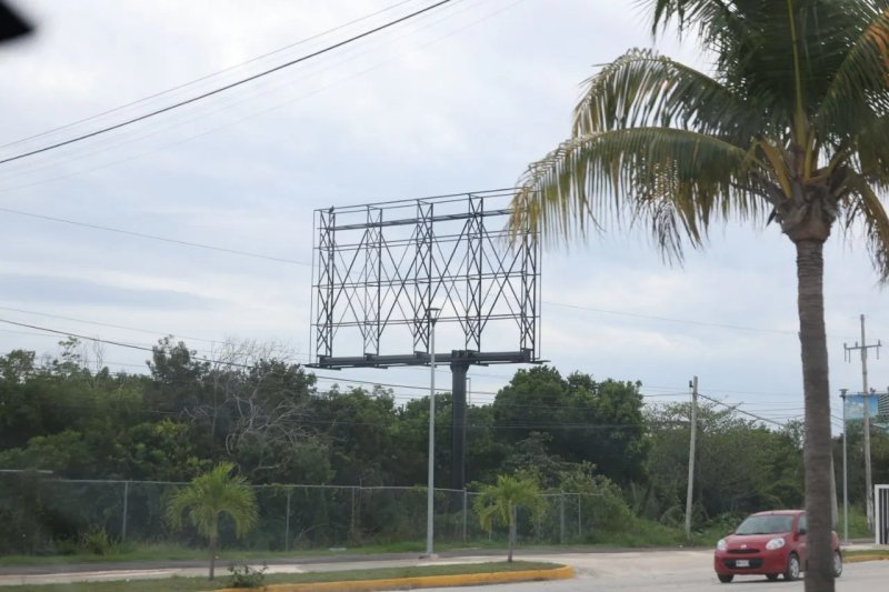 Contaminación visual por expactaculares, un problema añejo en Cancún