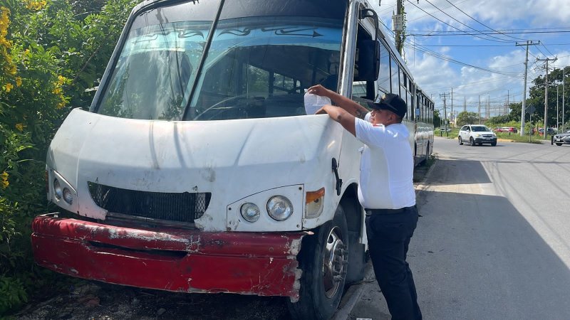 CONTINÚA TRÁNSITO CON RETIRO DE VEHÍCULOS ABANDONADOS EN CANCÚN
