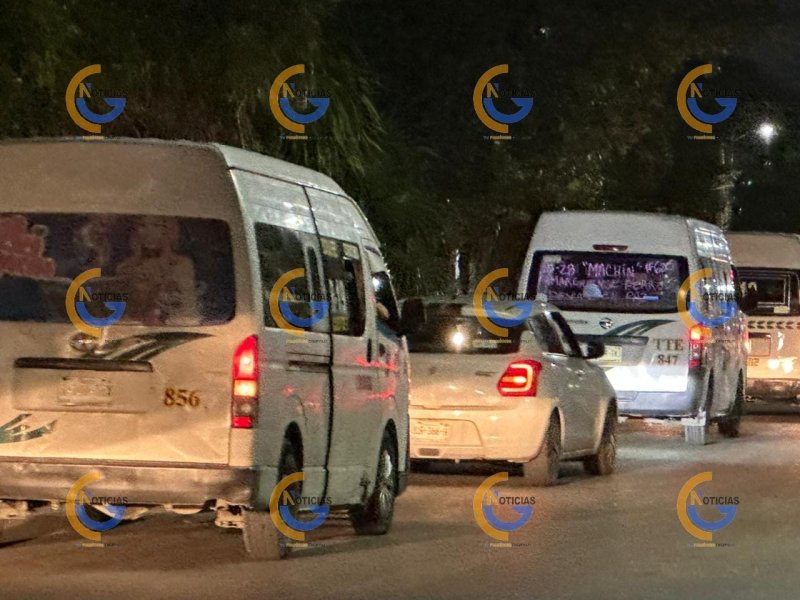 Convoy de camionetas Urvans en memoria de operador