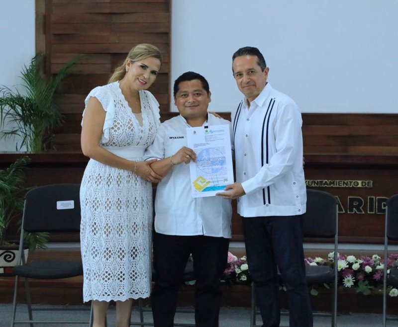 Dan certeza a taxistas con entrega de concesiones