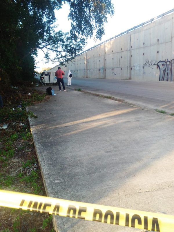 Dejan dos cuerpos embolsados a un costado de un puente vehicular en Playa del Carmen