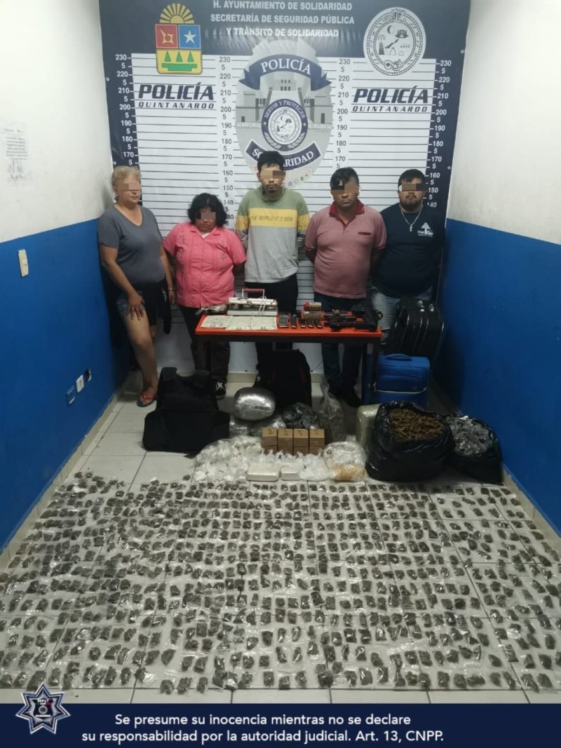Detienen a dos grupos de vendedores de drogas en Playa del Carmen, llevaban más de 2,300 dosis
