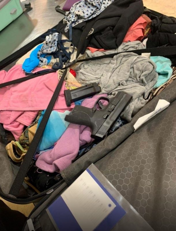 Detienen a dos mujeres con armas encontradas en su maleta