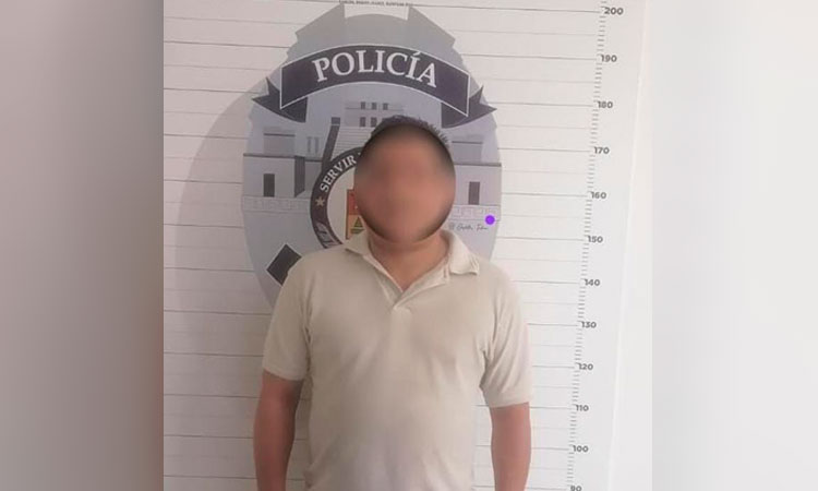 Detienen en Cancún a sujeto que llevaba en su auto un arma falsa, lo acompañaban dos menores