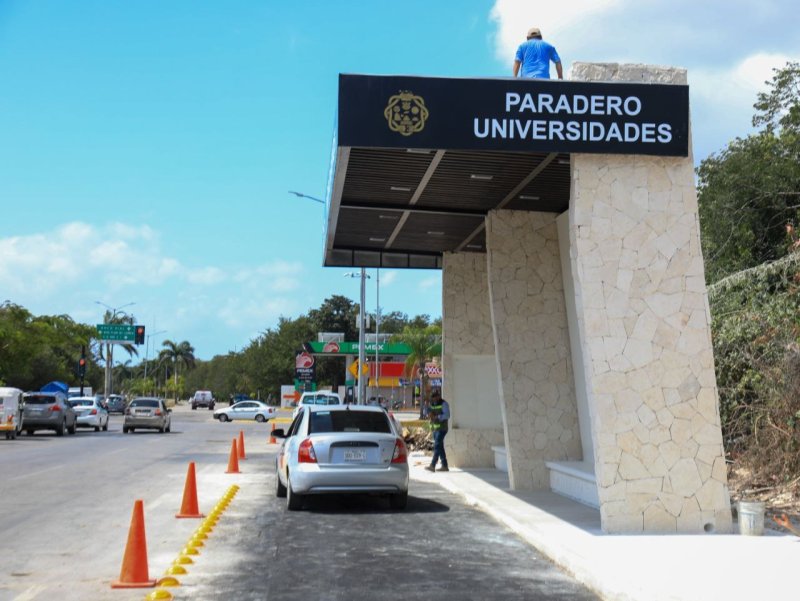 Dignifica Estefanía Mercado paraderos de transporte público de Playa del Carmen
