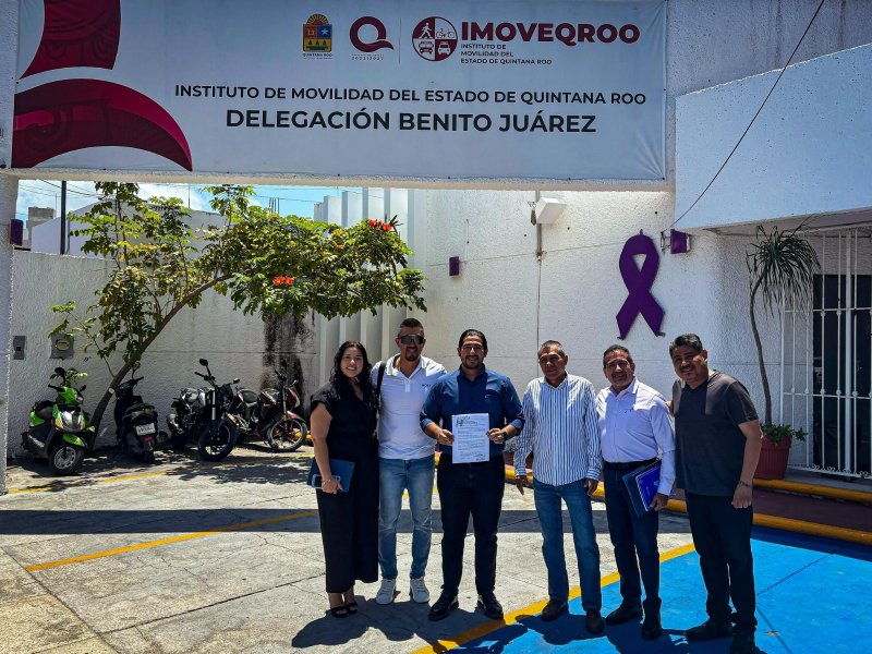 Dirigentes del sindicato de Taxistas de Cancún se reúnen con titular del IMOVEQROO