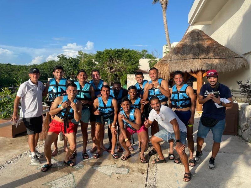 DOLPHIN DISCOVERY RECIBE AL INTER PLAYA DEL CARMEN