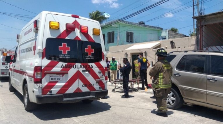 Dos niños resultan lesionados al derrumbarse el techo de su casa, en Cancún