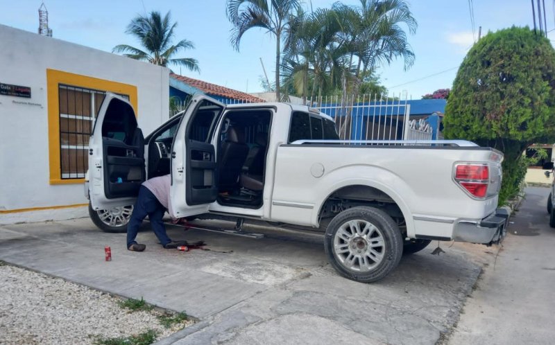 Ejecutan a hombre junto a una camioneta, en Cancún