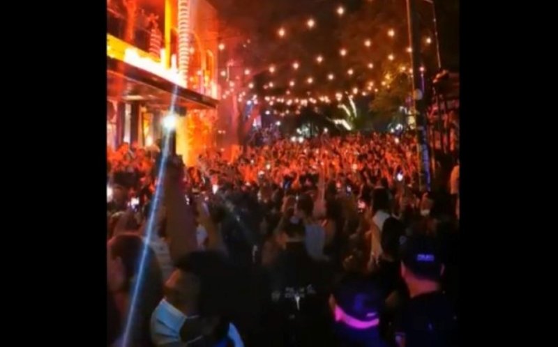 En Playa del Carmen, turistas abarrotan calles para celebrar Año Nuevo pese a covid-19